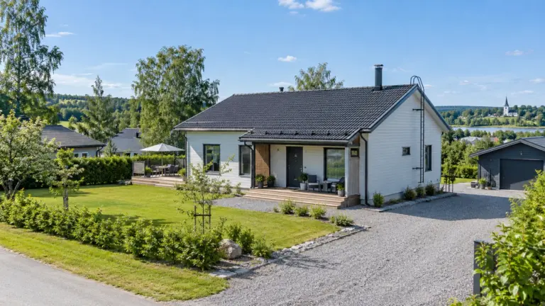 Suomalainen pientalo ja piha rakennuspaikalla