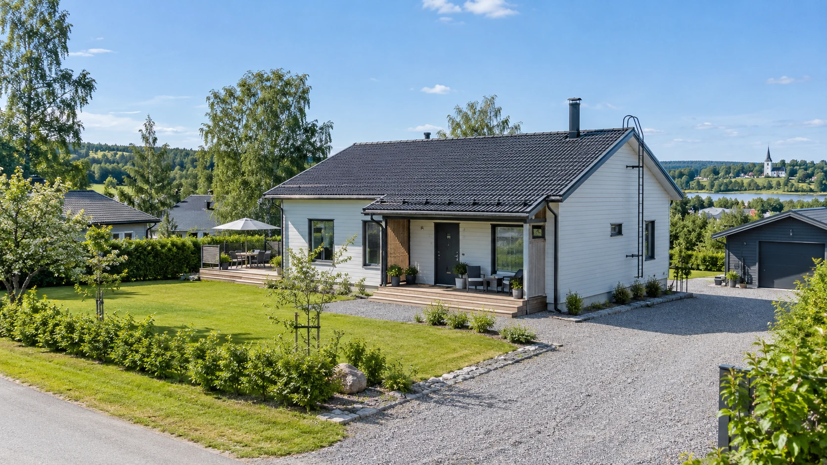 Suomalainen pientalo ja piha rakennuspaikalla
